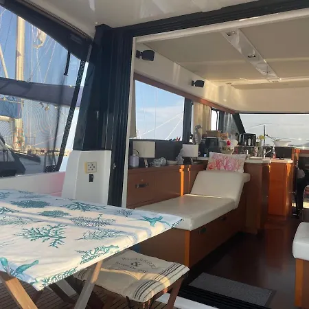 Luxueux Bateau A Quai * Sari-Solenzara