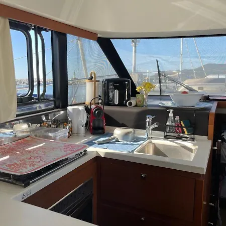 Luxueux Bateau A Quai Botel *