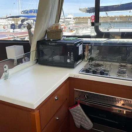 Luxueux Bateau A Quai Botel