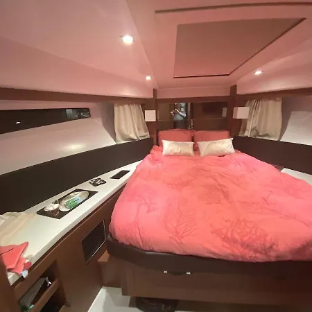 Luxueux Bateau A Quai Botel *