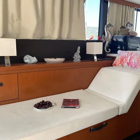 Luxueux Bateau A Quai * Sari-Solenzara