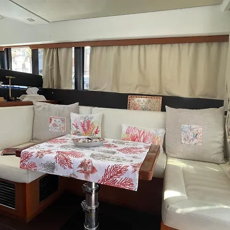 Botel Luxueux Bateau A Quai *