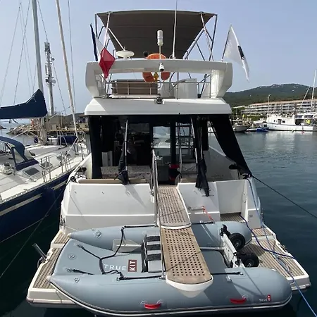Luxueux Bateau A Quai Botel Sari-Solenzara