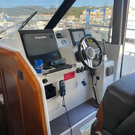 Botel Luxueux Bateau A Quai